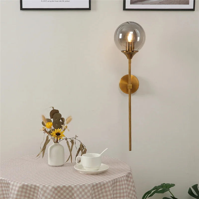 Applique murale design à led avec bras doré et boule en verre - Supra