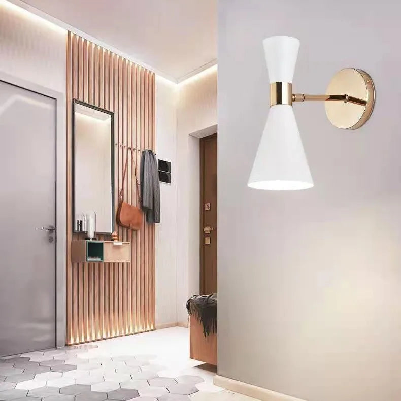 Applique murale design à led dorée avec abat-jour triangulaire - Encast